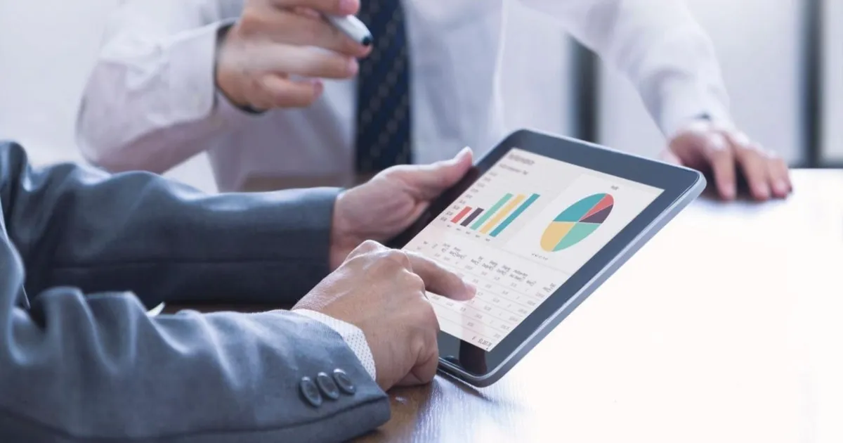 ¿Por qué las empresas retienen utilidades y cuáles son sus beneficios?